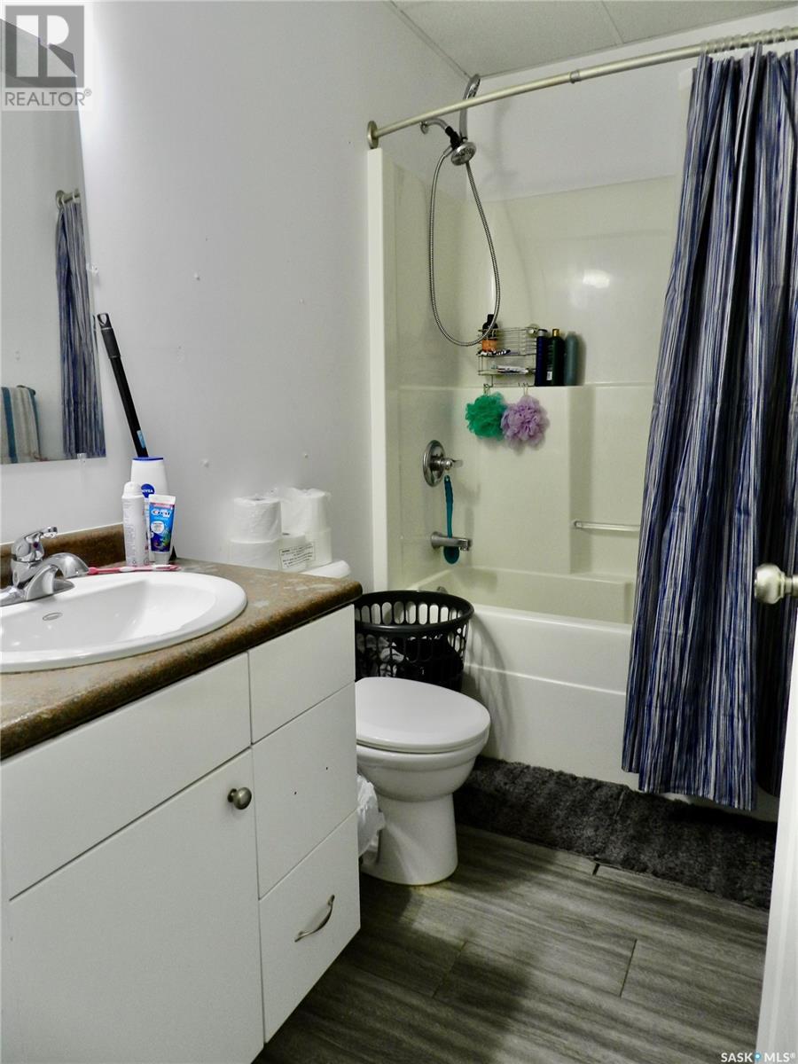 Photo 20 of 907 Ominica Street E, Moose Jaw SK