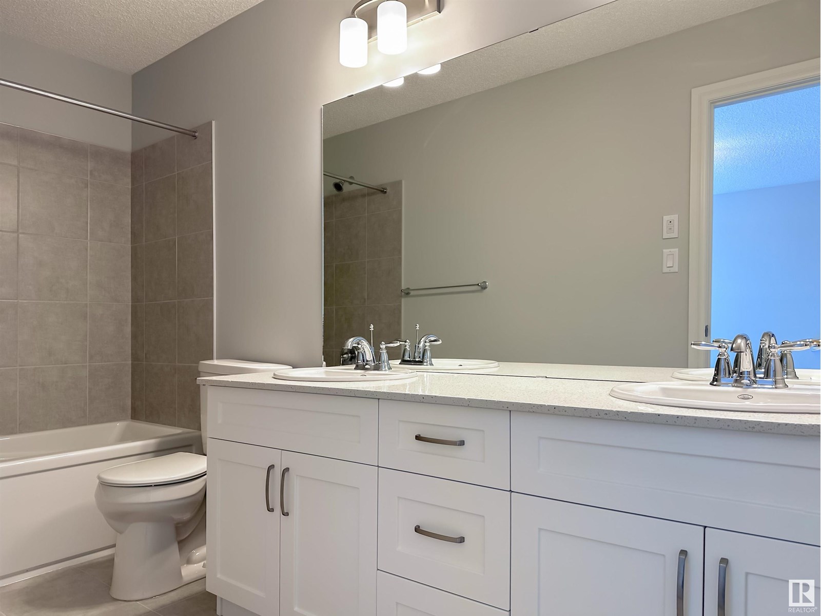 Photo 8 of 21031 25 Av Nw, Edmonton AB