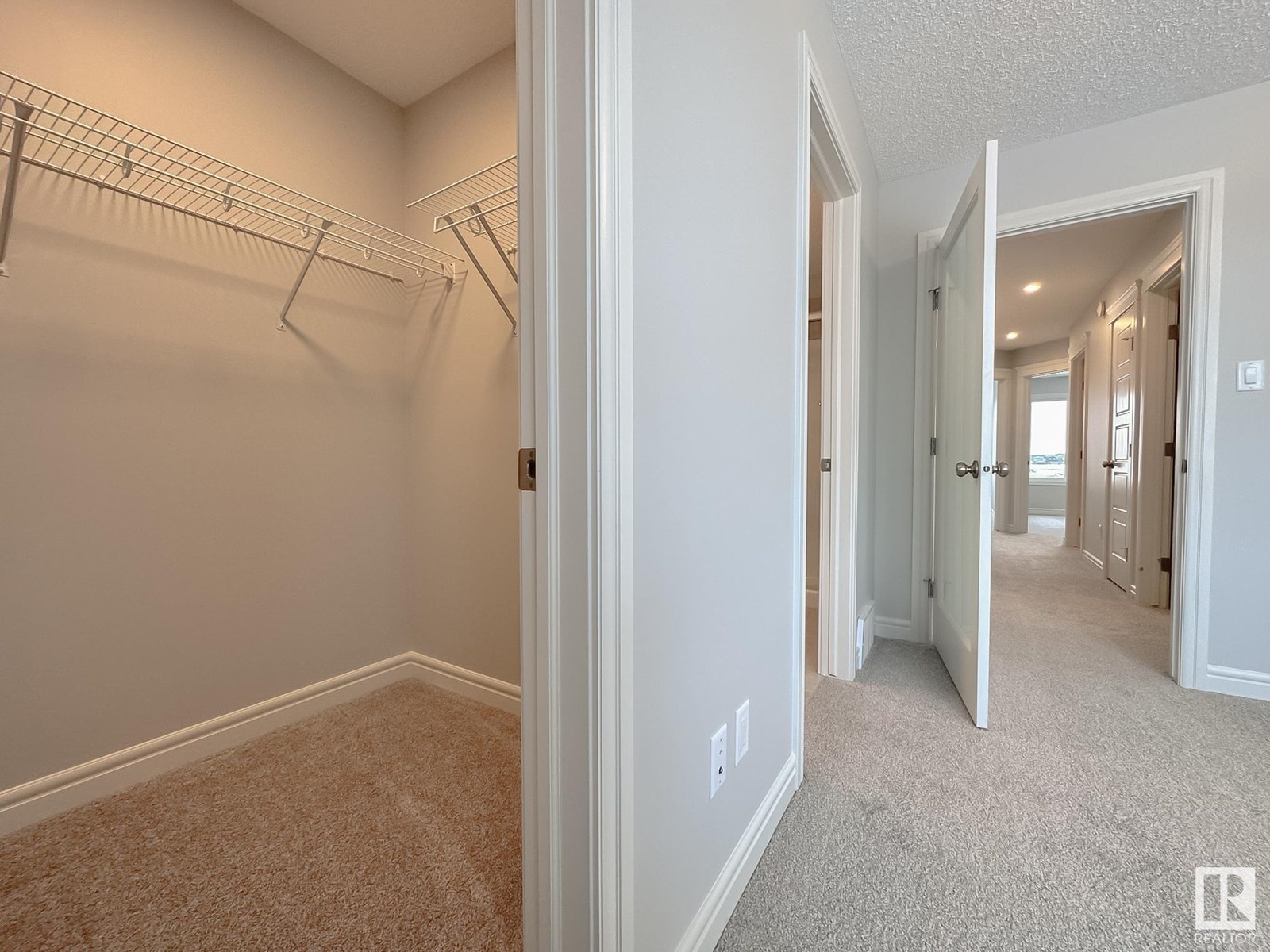 Photo 2 of 21031 25 Av Nw, Edmonton AB