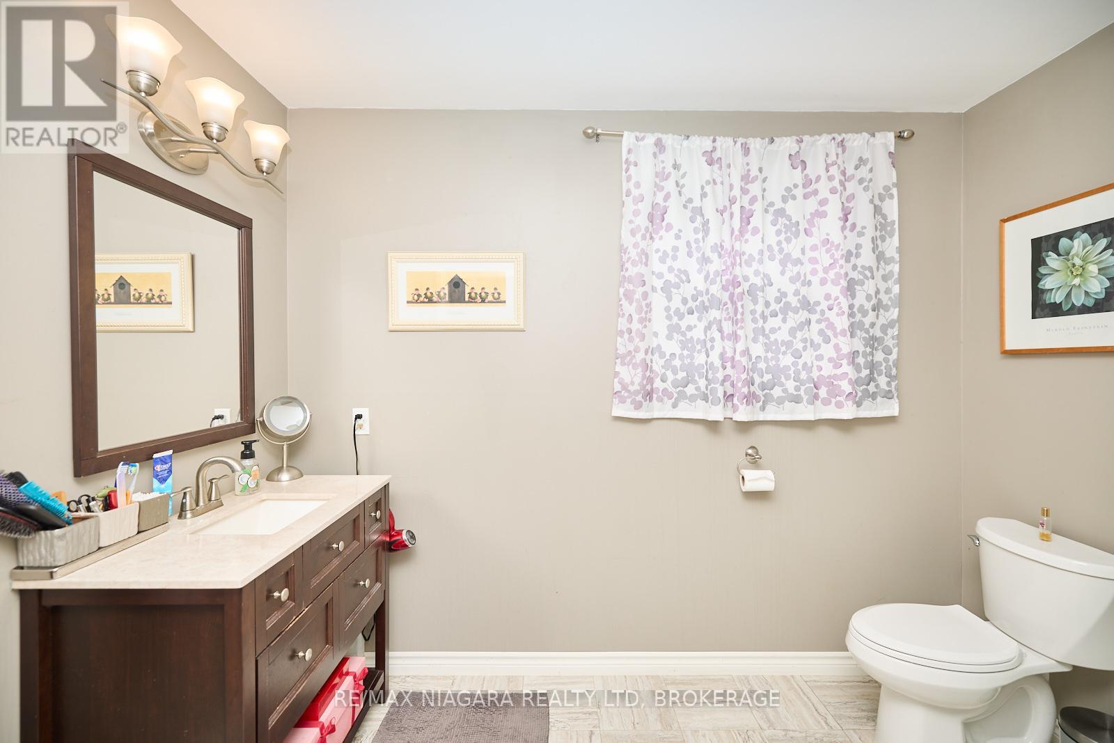 Photo 2 of 6100 Sidney Street, Niagara Falls ON