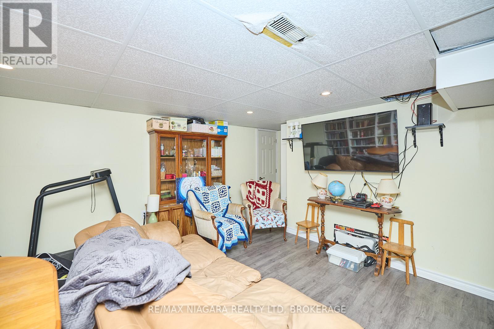 Photo 10 of 6100 Sidney Street, Niagara Falls ON