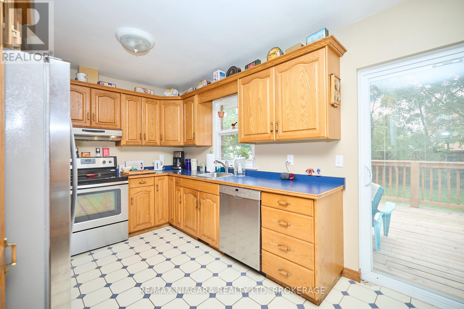Photo 11 of 6100 Sidney Street, Niagara Falls ON