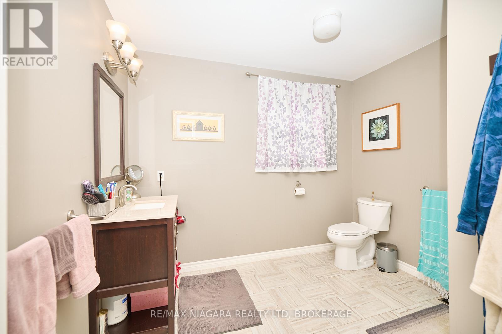 Photo 12 of 6100 Sidney Street, Niagara Falls ON