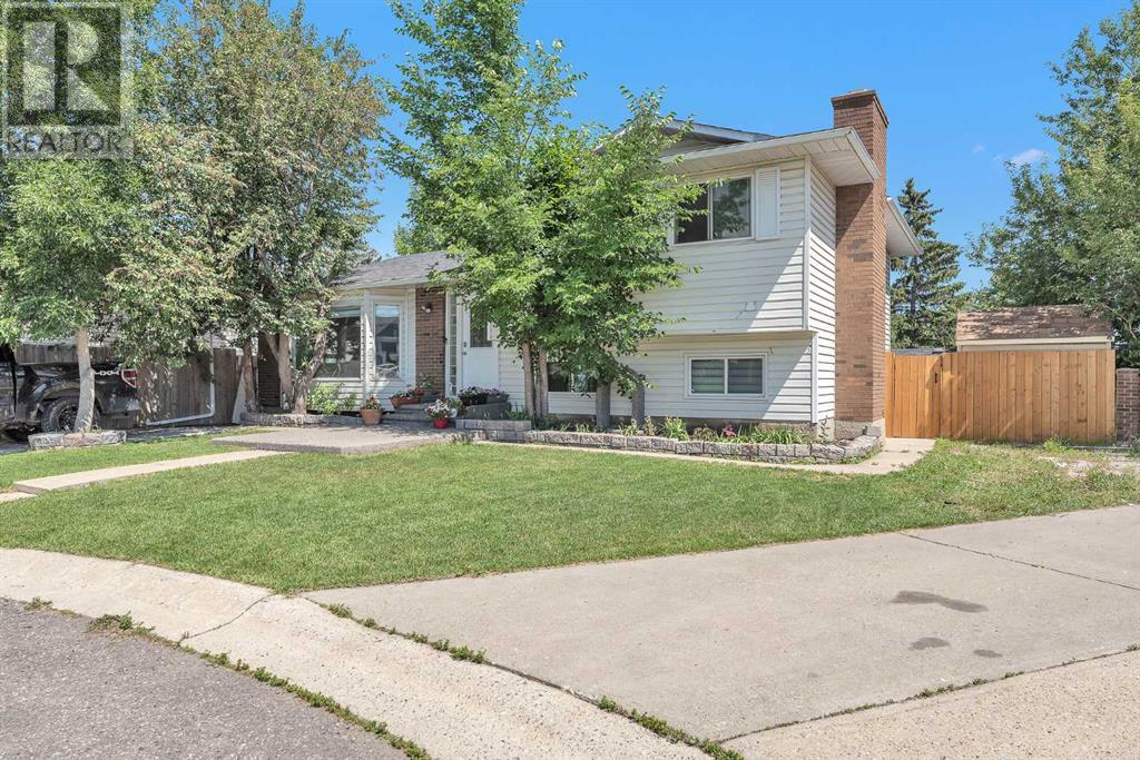 Single Family House 4 Level for Sale in  Templeridge Bay NE Temple Calgary 