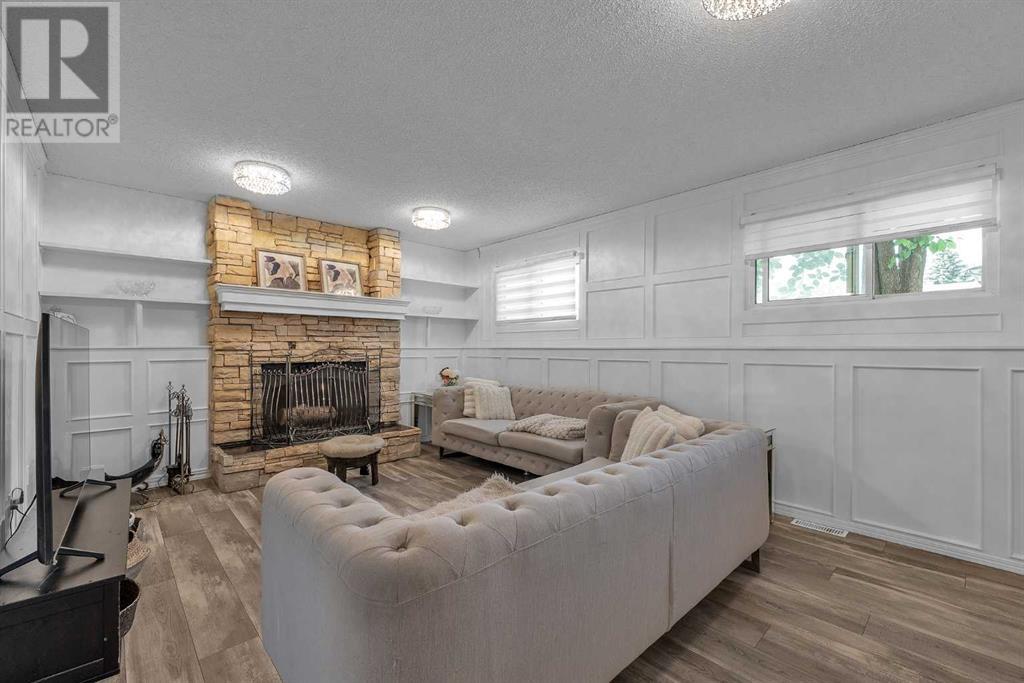Single Family House 4 Level for Sale in  Templeridge Bay NE Temple Calgary 