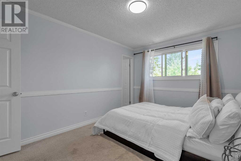 Single Family House 4 Level for Sale in  Templeridge Bay NE Temple Calgary 