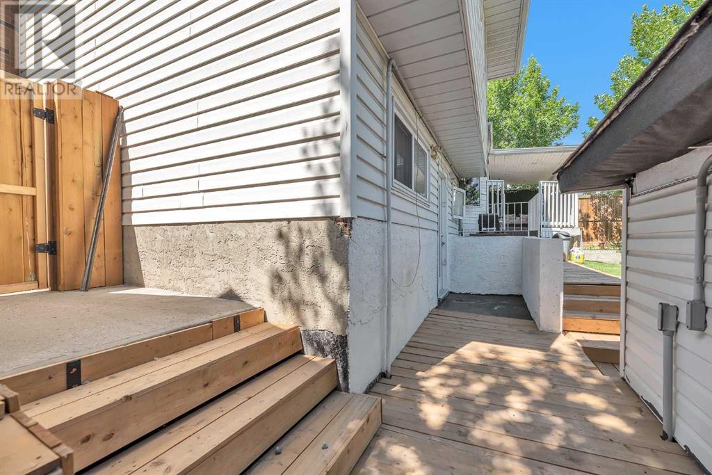 Single Family House 4 Level for Sale in  Templeridge Bay NE Temple Calgary 