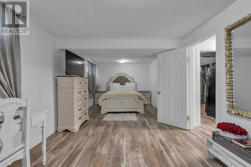 Single Family House 4 Level for Sale in  Templeridge Bay NE Temple Calgary 