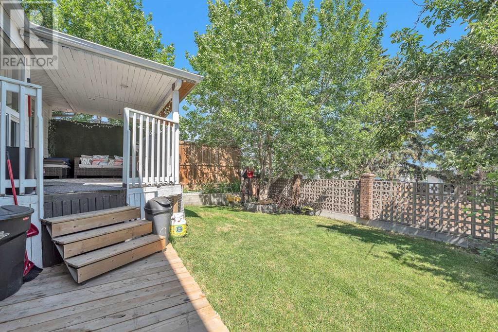 Single Family House 4 Level for Sale in  Templeridge Bay NE Temple Calgary 