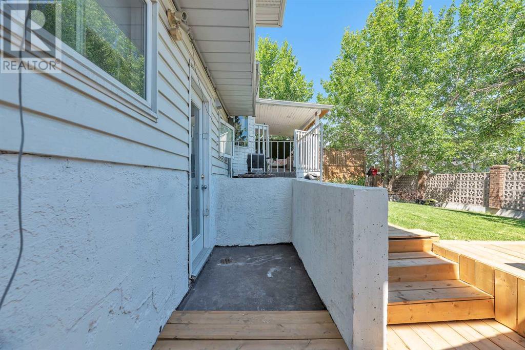 Single Family House 4 Level for Sale in  Templeridge Bay NE Temple Calgary 