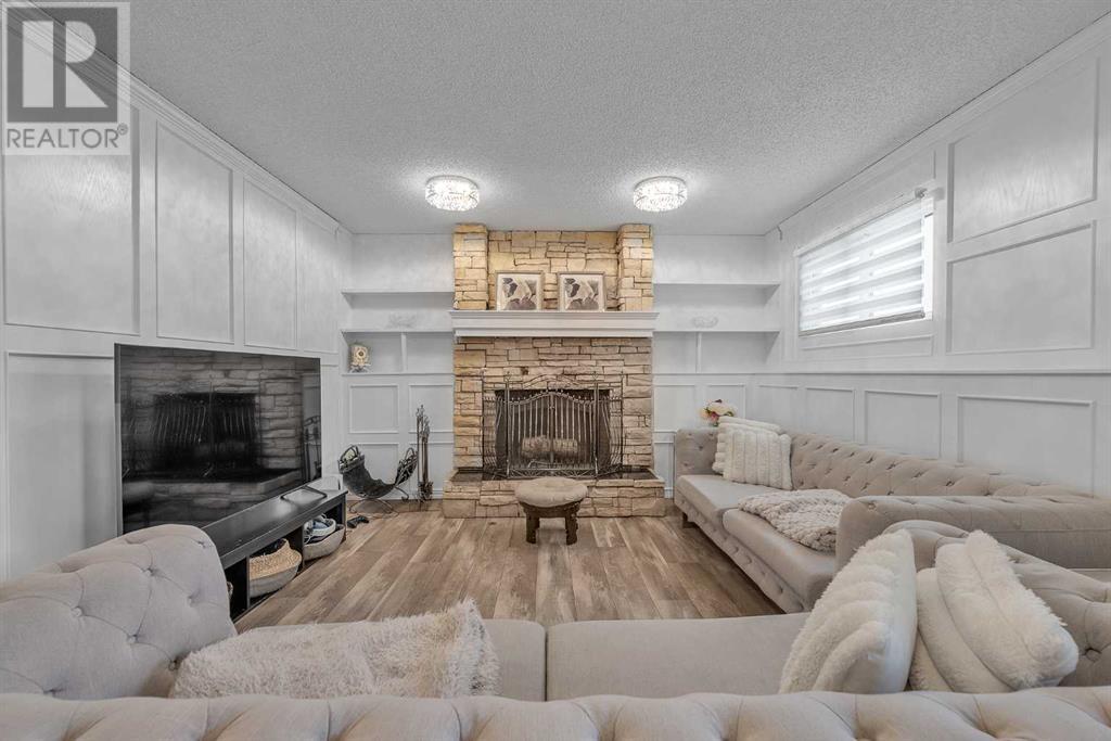 Single Family House 4 Level for Sale in  Templeridge Bay NE Temple Calgary 