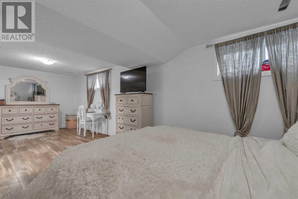 Single Family House 4 Level for Sale in  Templeridge Bay NE Temple Calgary 