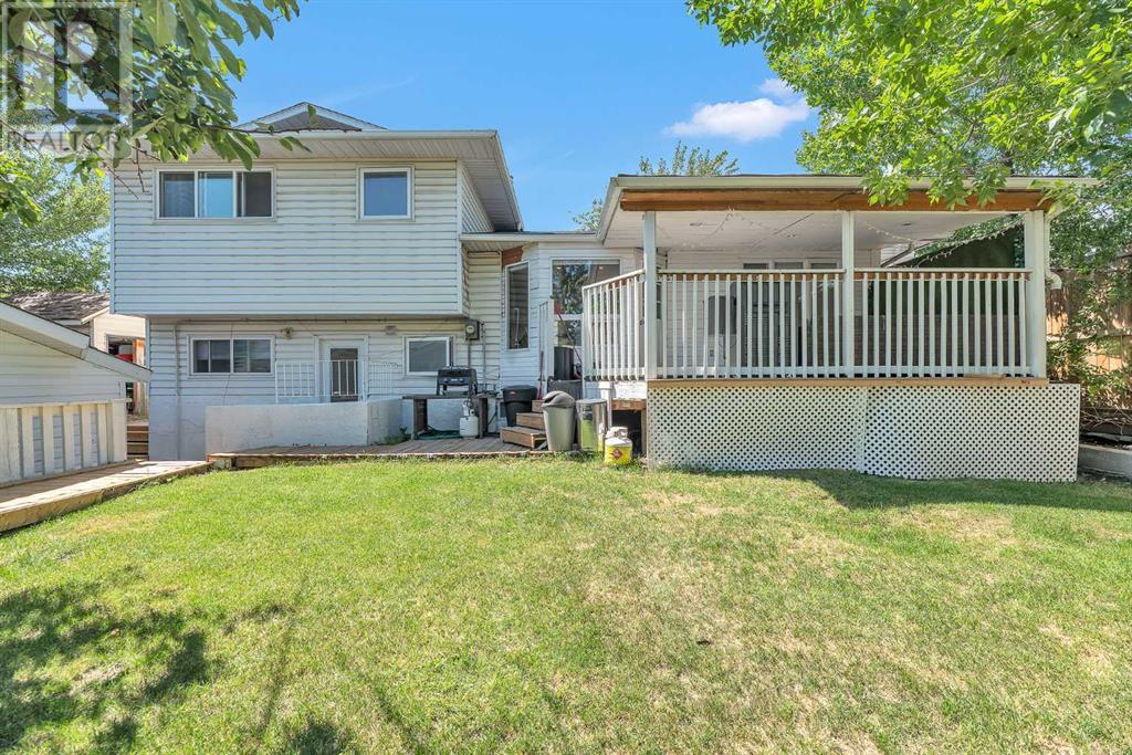 Single Family House 4 Level for Sale in  Templeridge Bay NE Temple Calgary 