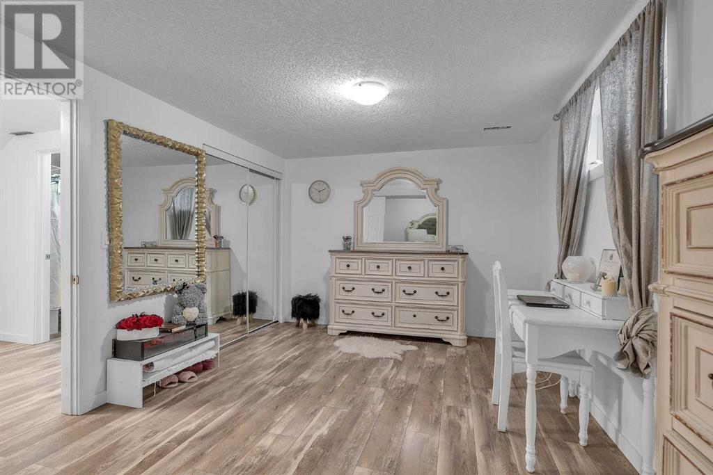 Single Family House 4 Level for Sale in  Templeridge Bay NE Temple Calgary 