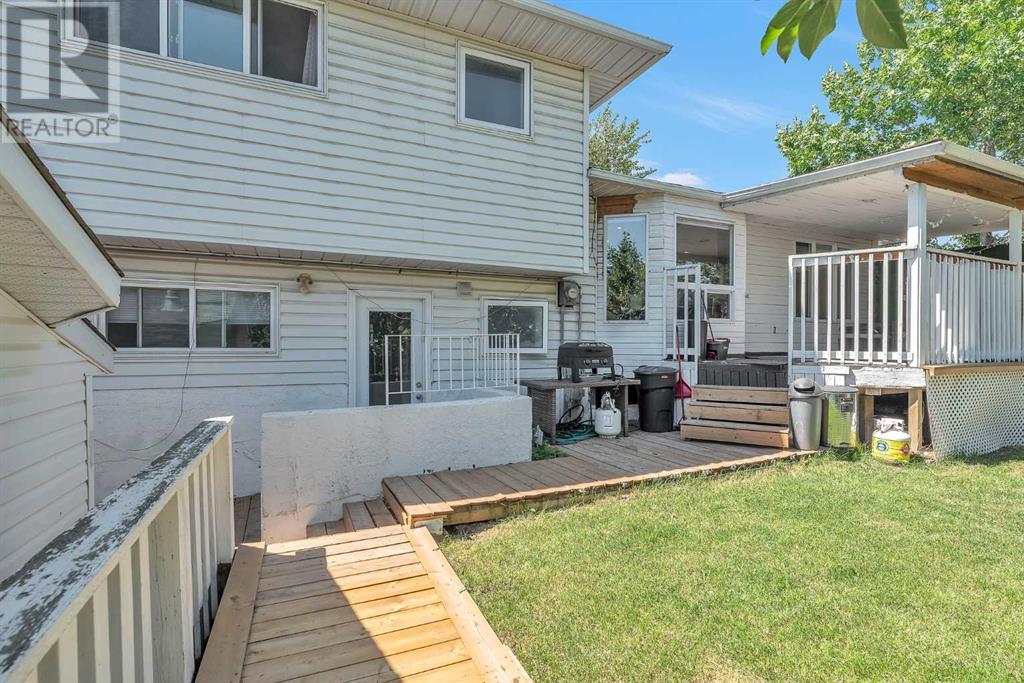 Single Family House 4 Level for Sale in  Templeridge Bay NE Temple Calgary 