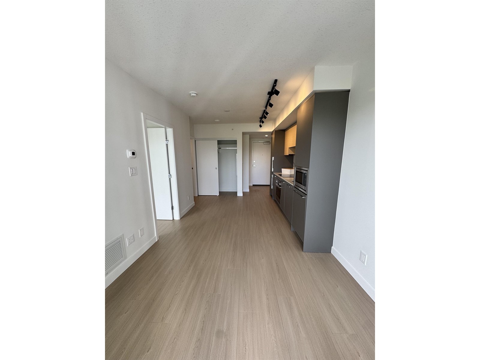 Photo 4 of 806 13745 George Junction, Surrey BC