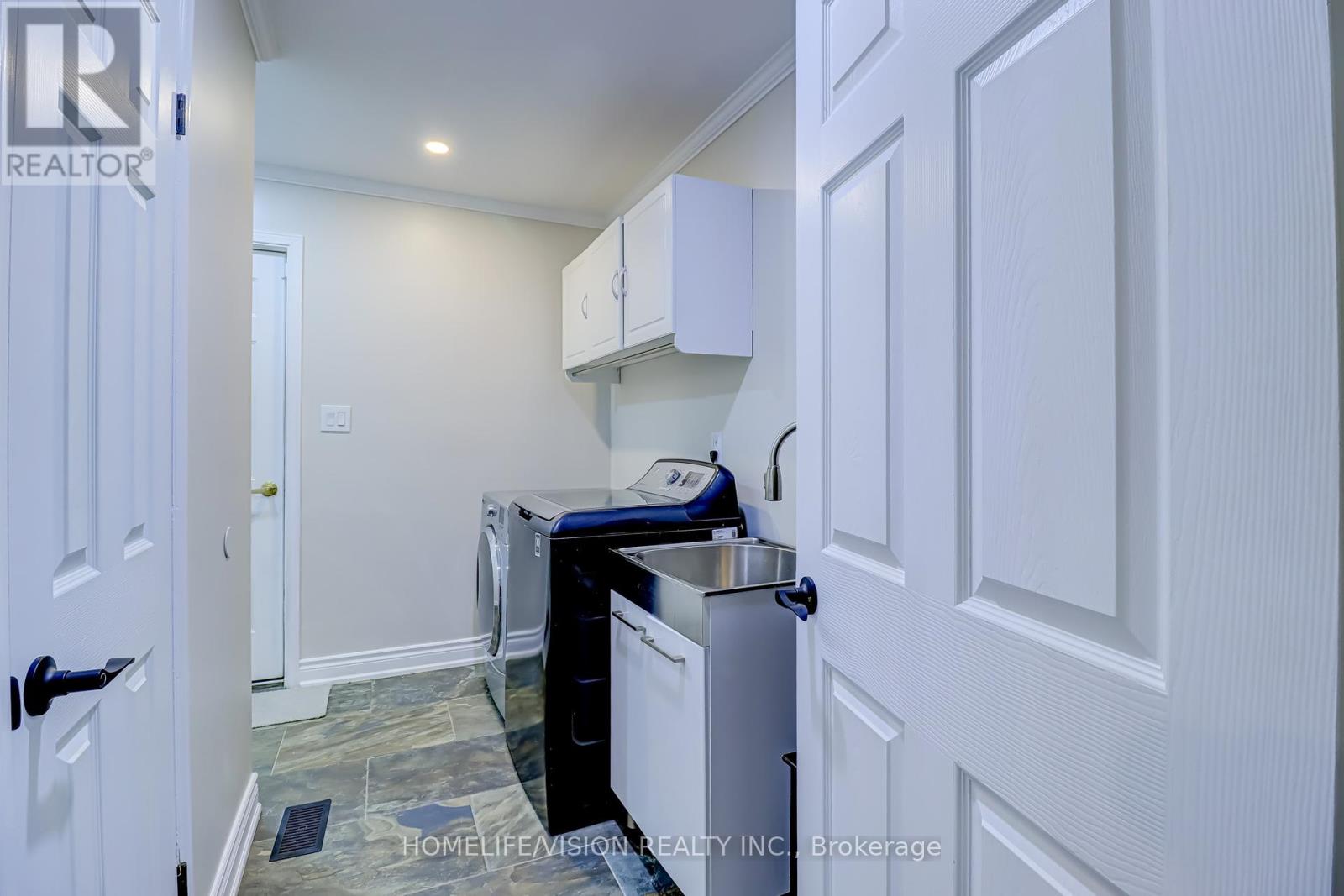 Photo 12 of 66 Munro Crescent, Uxbridge ON