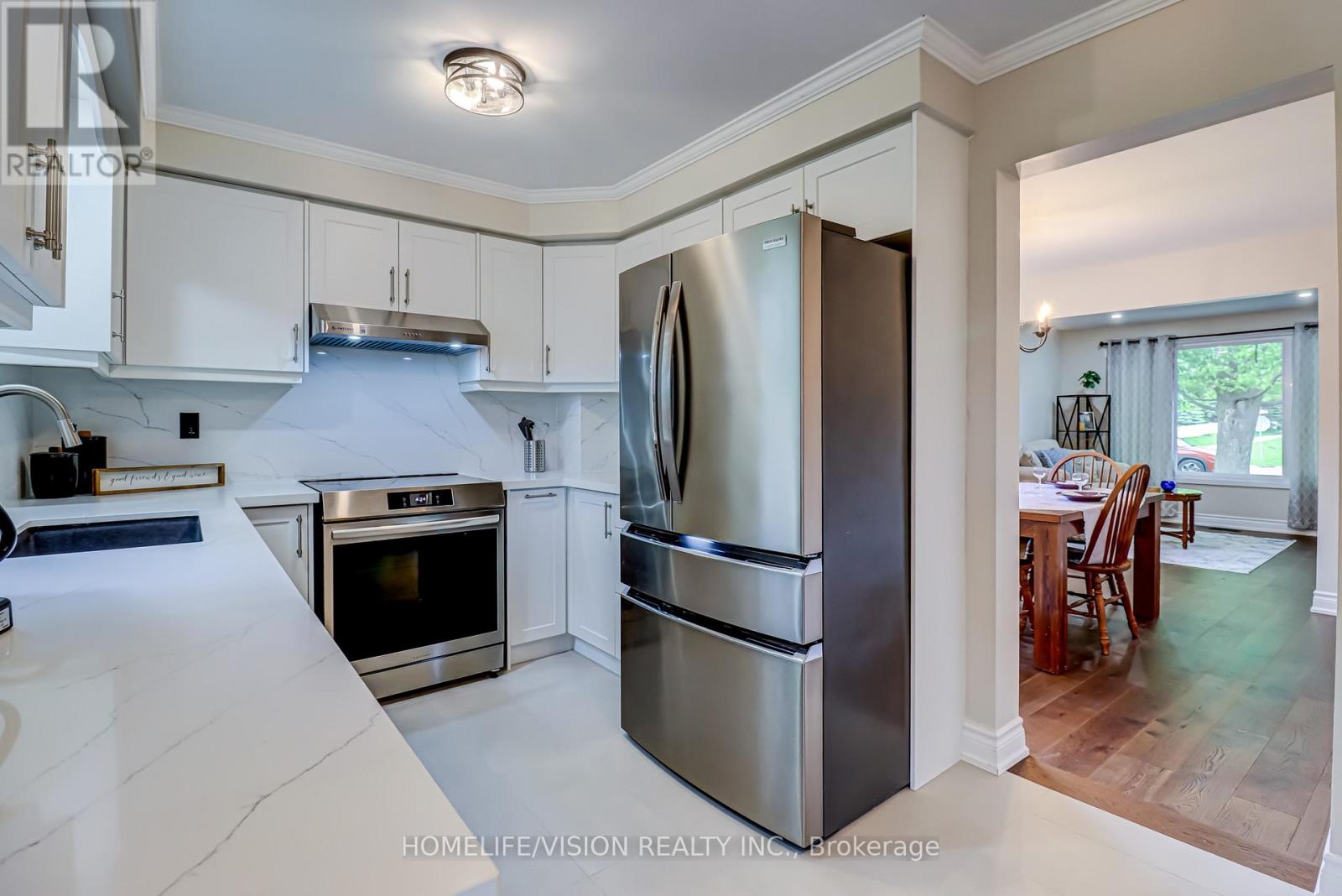 Photo 8 of 66 Munro Crescent, Uxbridge ON