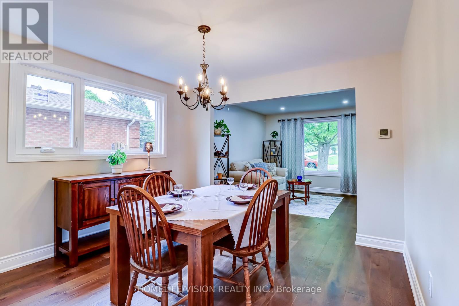 Photo 9 of 66 Munro Crescent, Uxbridge ON