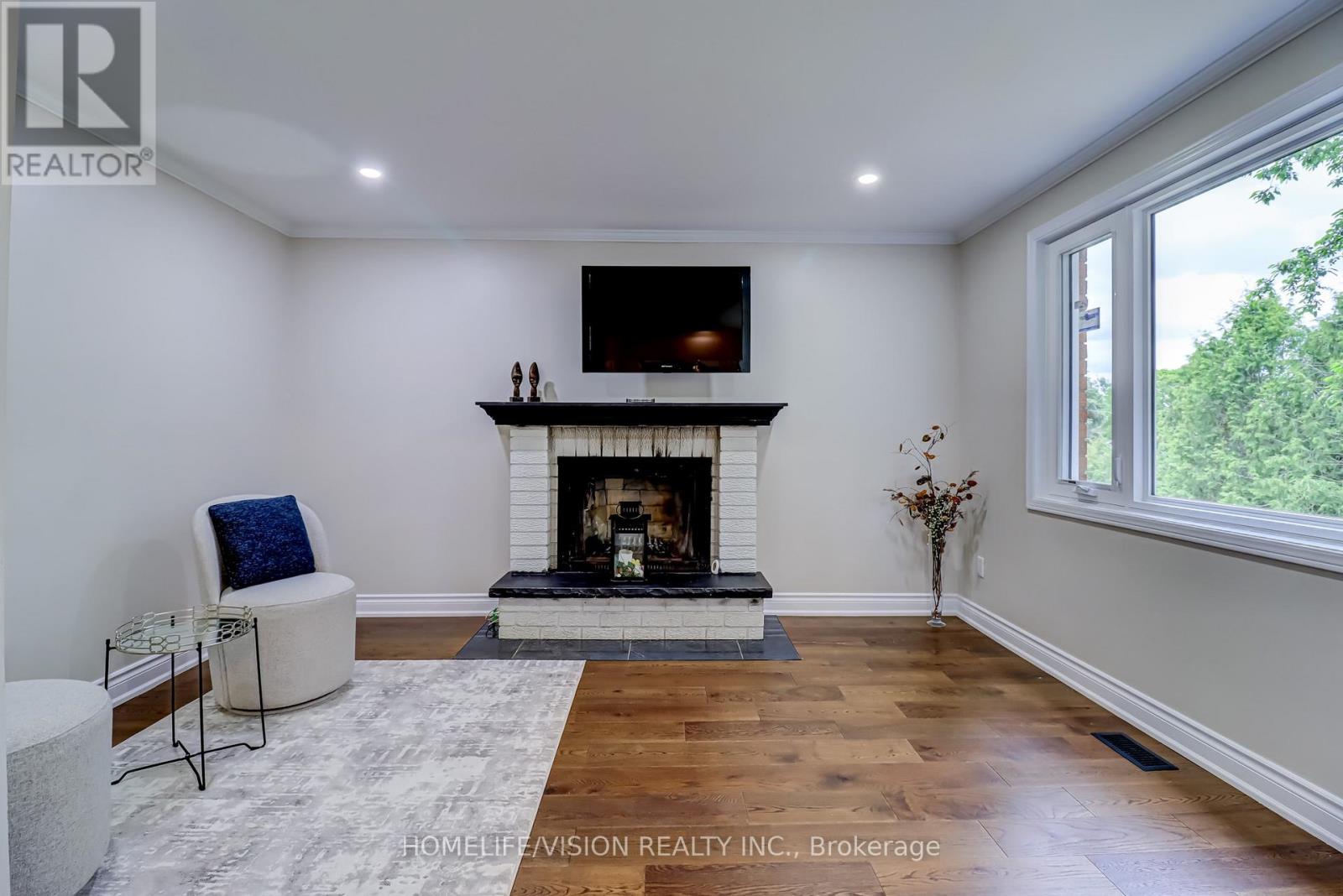 Photo 10 of 66 Munro Crescent, Uxbridge ON