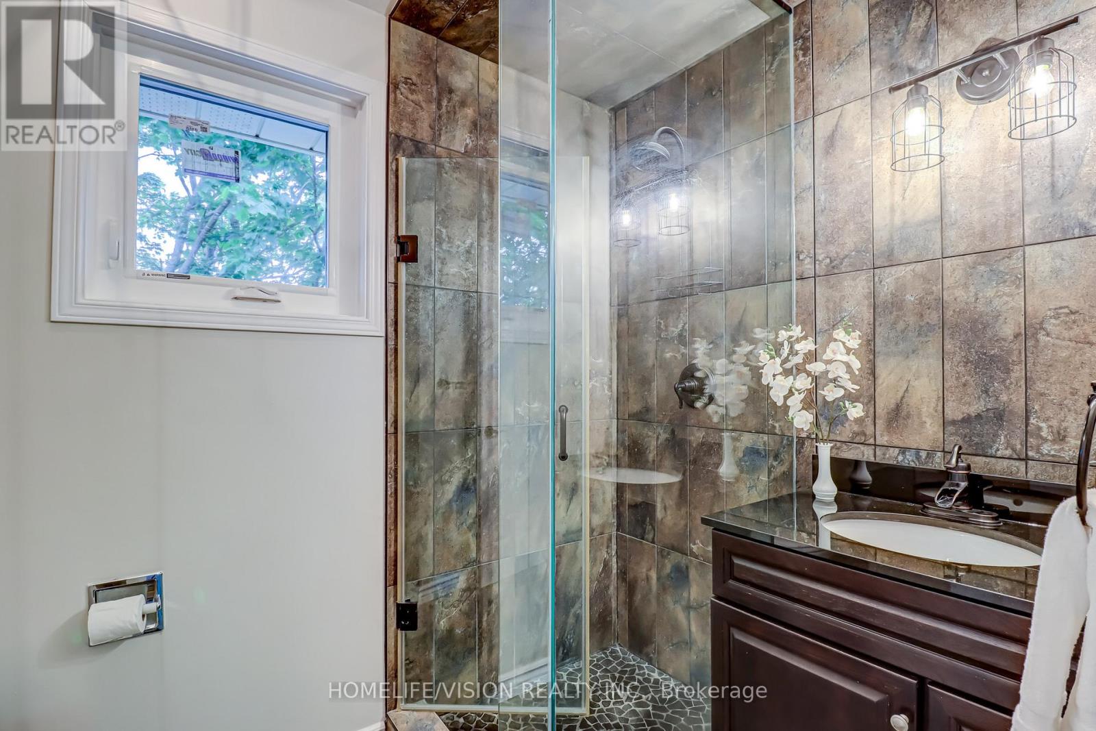 Photo 20 of 66 Munro Crescent, Uxbridge ON