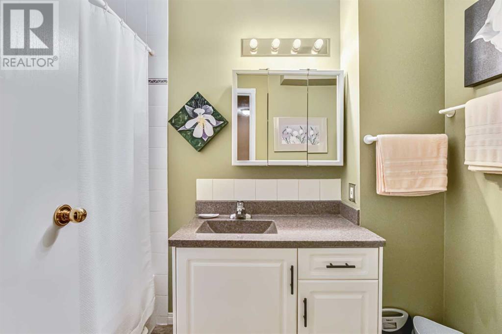 Single Family House for Sale in    Avenue NW Varsity Calgary 