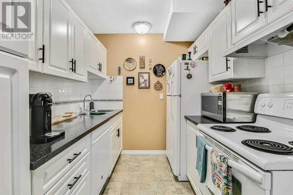 Single Family House for Sale in    Avenue NW Varsity Calgary 