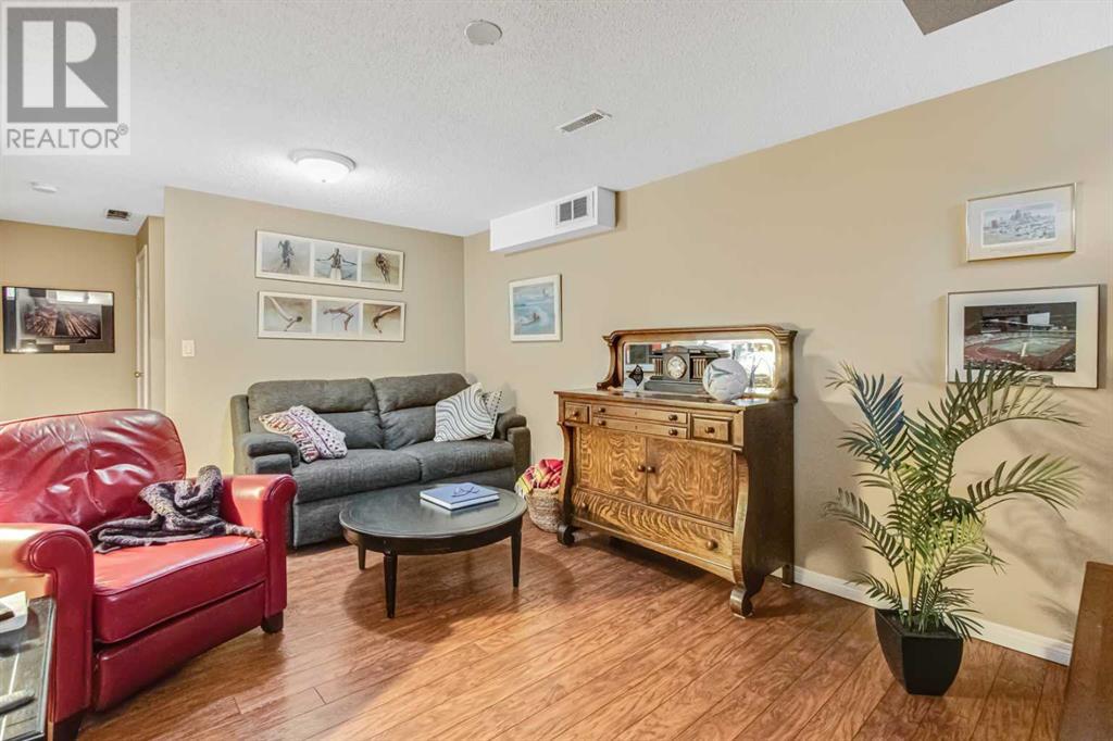 Single Family House for Sale in    Avenue NW Varsity Calgary 