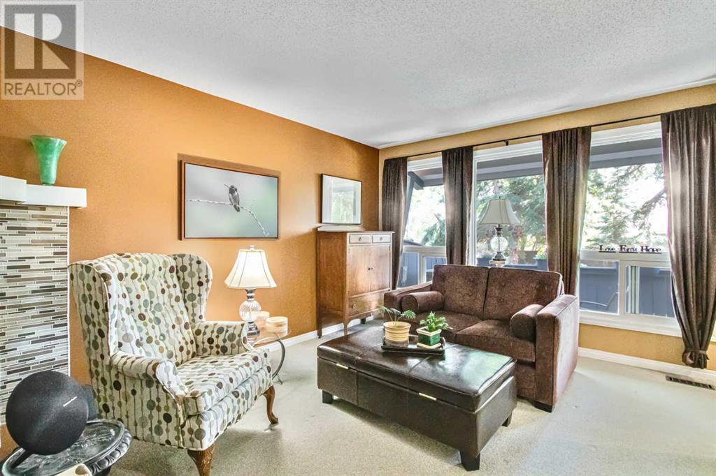 Single Family House for Sale in    Avenue NW Varsity Calgary 
