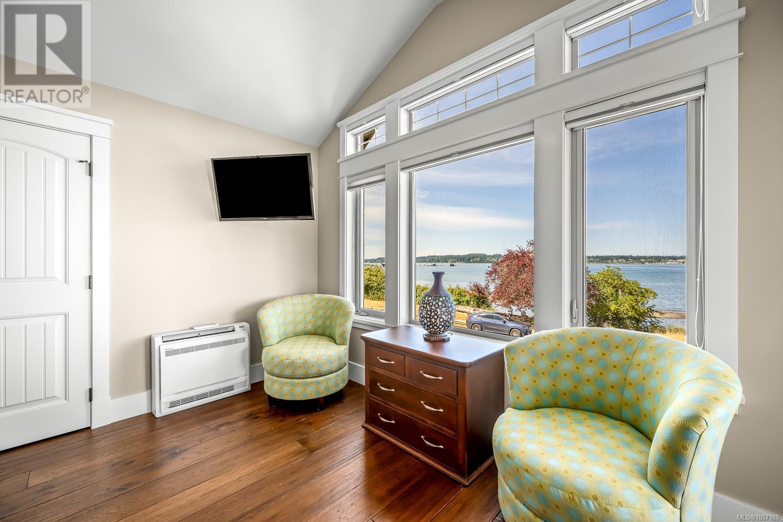 3943-3941 Marine Dr, Royston