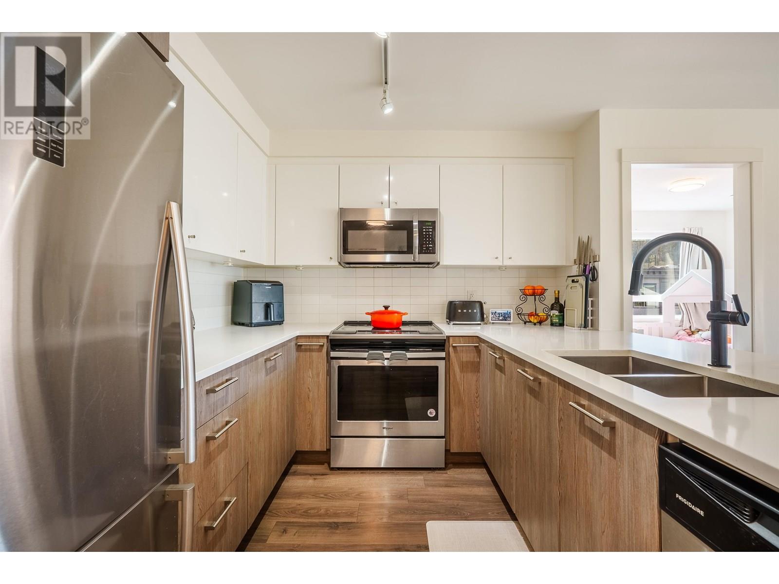 418 2525 CLARKE STREET, Port Moody