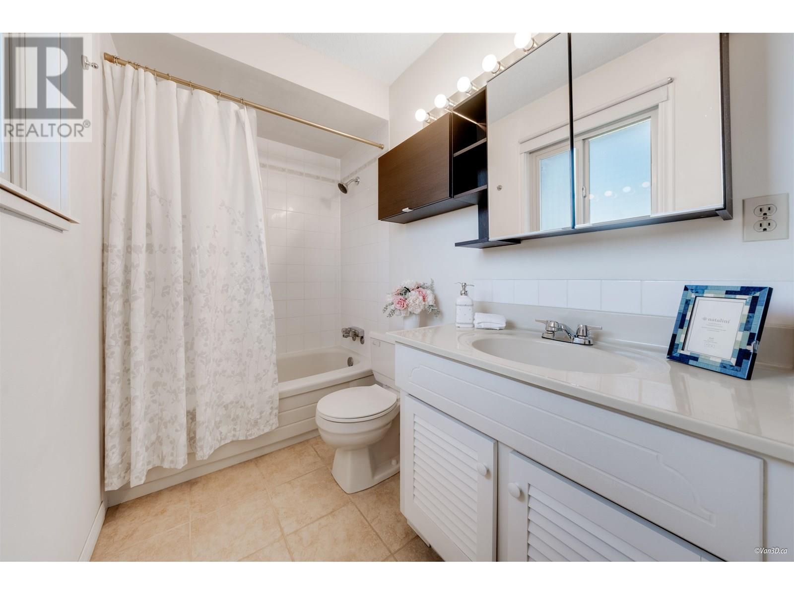 Photo 8 of 9666 Ashwood Drive, Richmond BC
