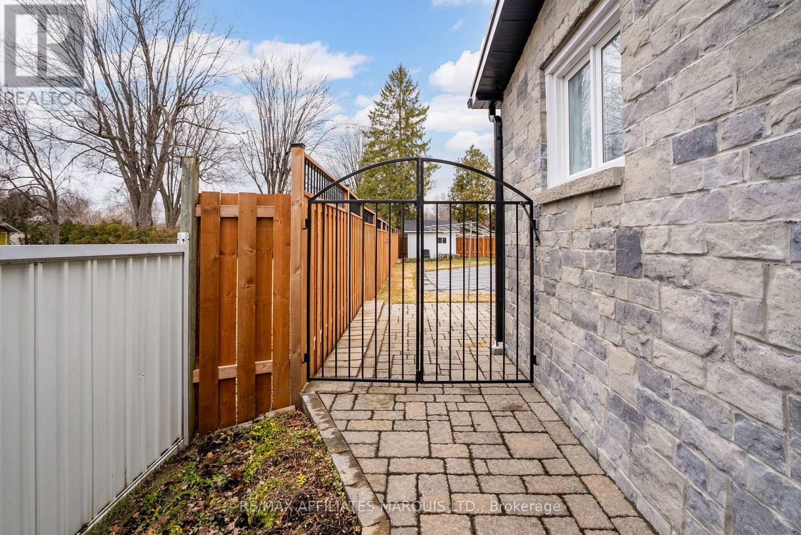 Photo 4 of 1601 Peter Street, Cornwall ON