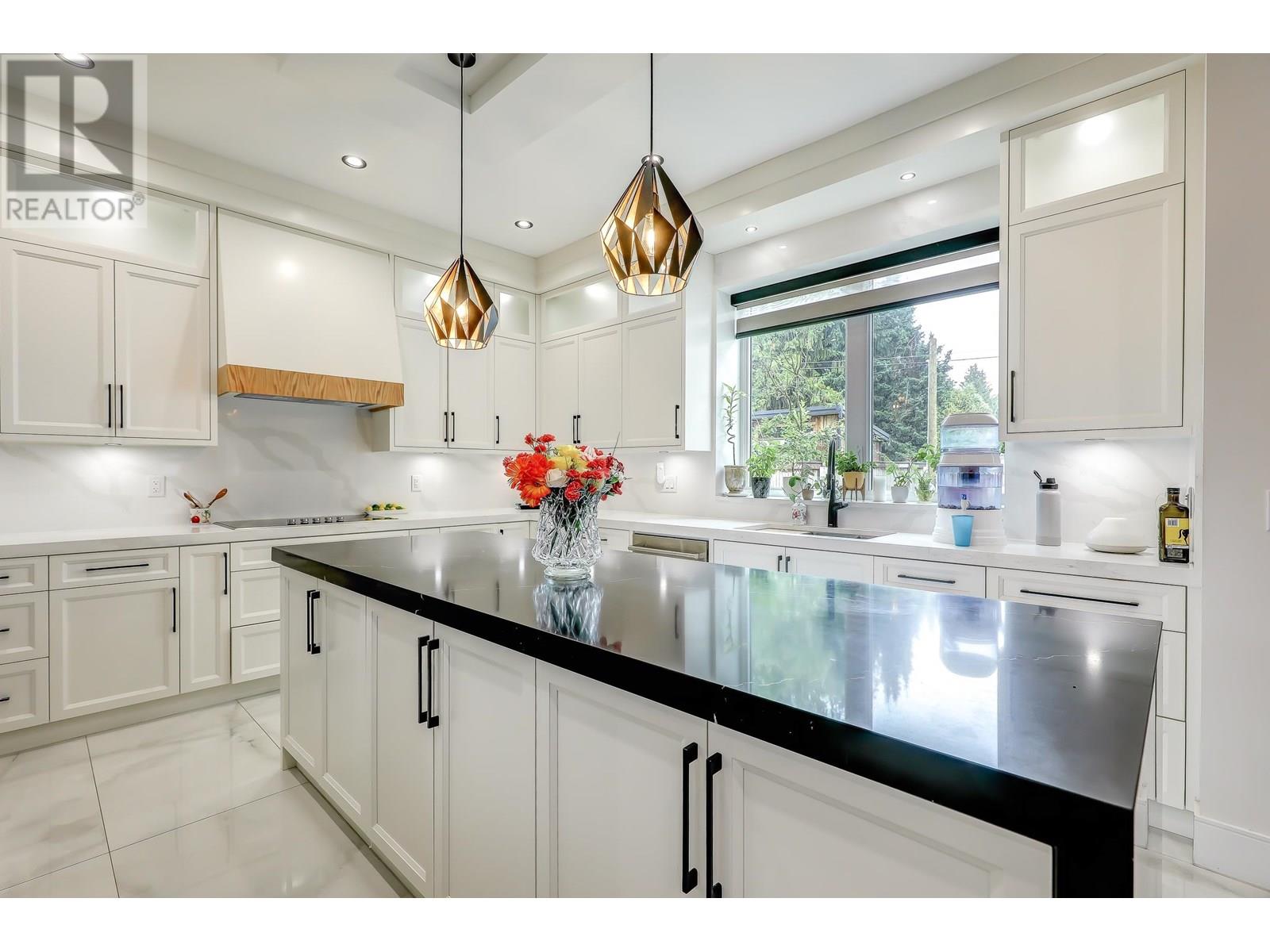 Photo 12 of 8763 10th Avenue, Burnaby BC