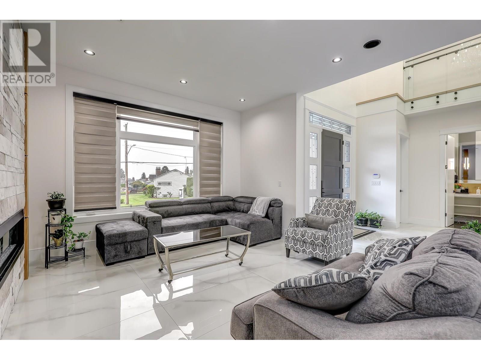 Photo 4 of 8763 10th Avenue, Burnaby BC
