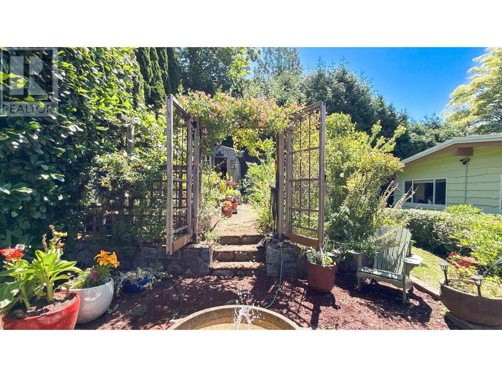 Photo 37 of 414 Montroyal Boulevard, North Vancouver BC