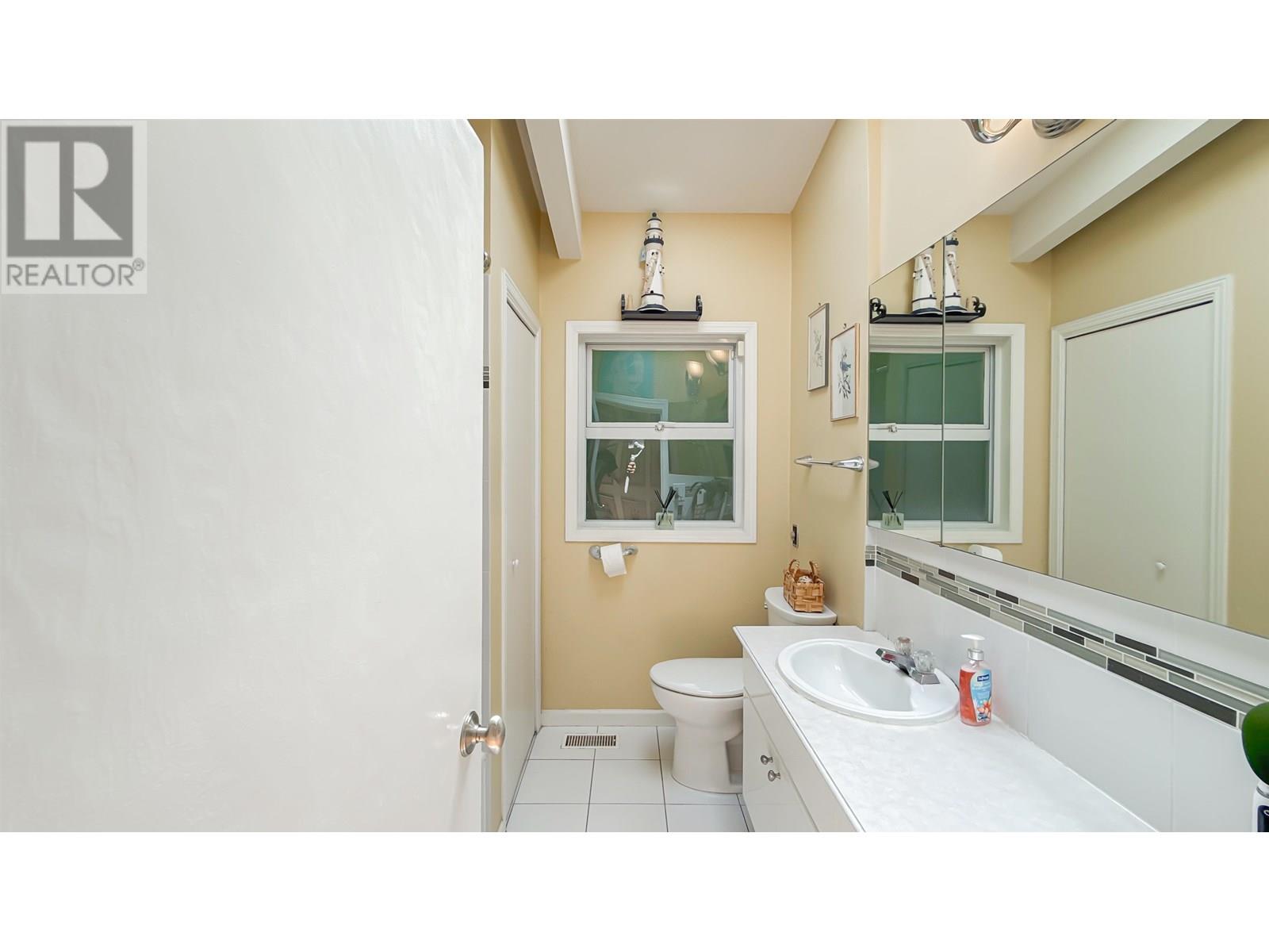 Photo 23 of 414 Montroyal Boulevard, North Vancouver BC