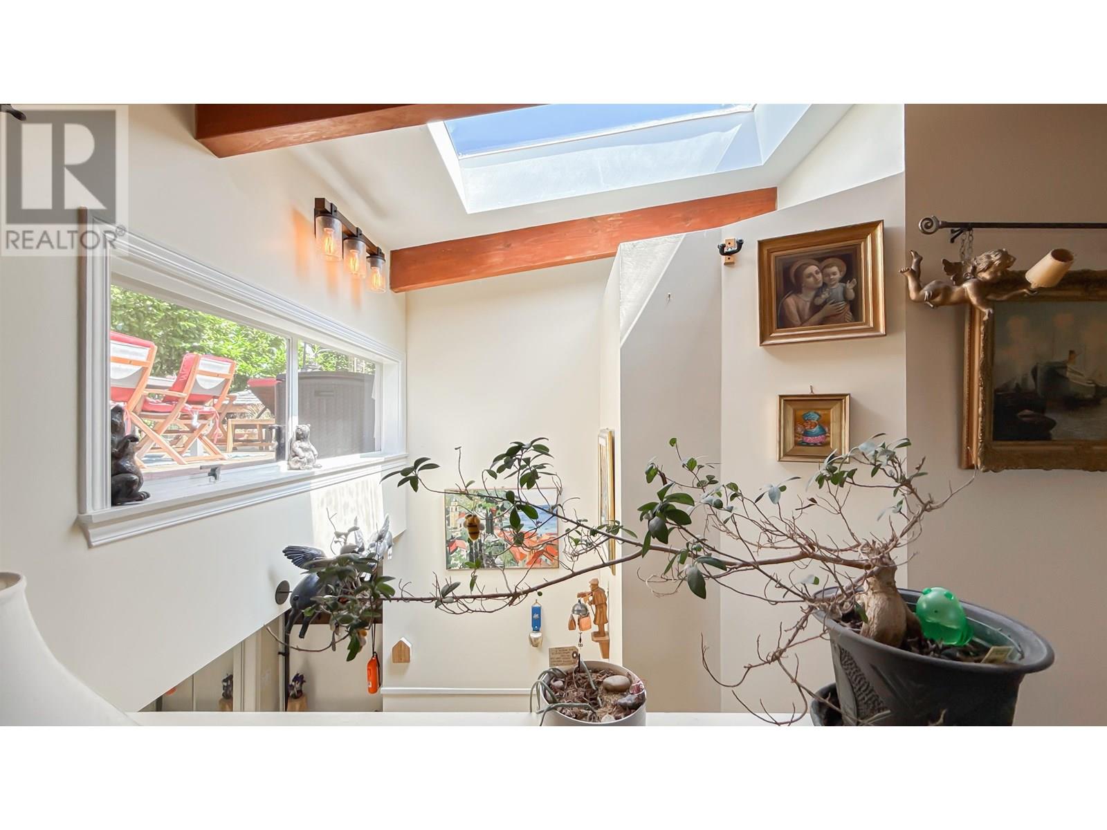 Photo 9 of 414 Montroyal Boulevard, North Vancouver BC