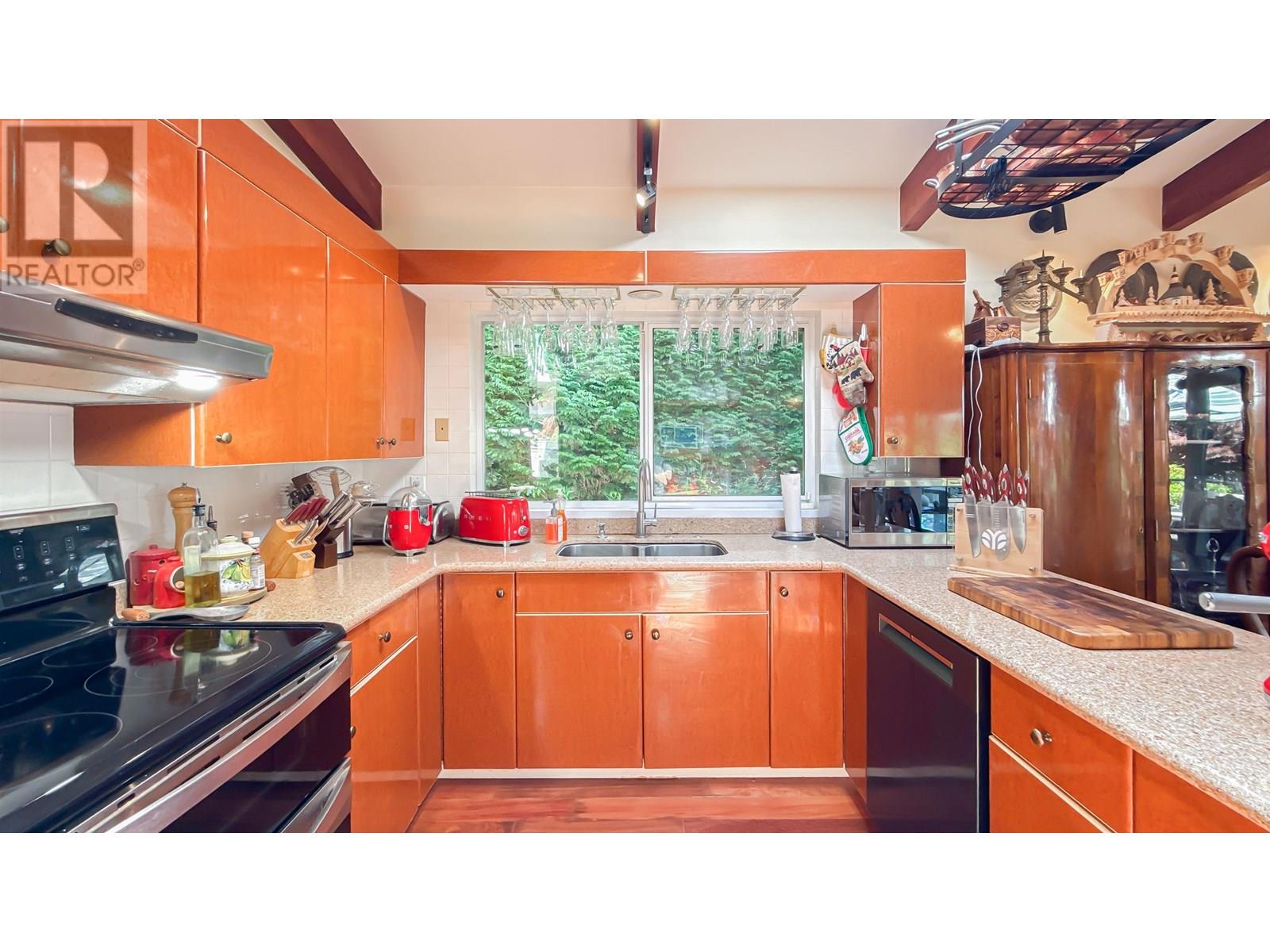 Photo 18 of 414 Montroyal Boulevard, North Vancouver BC