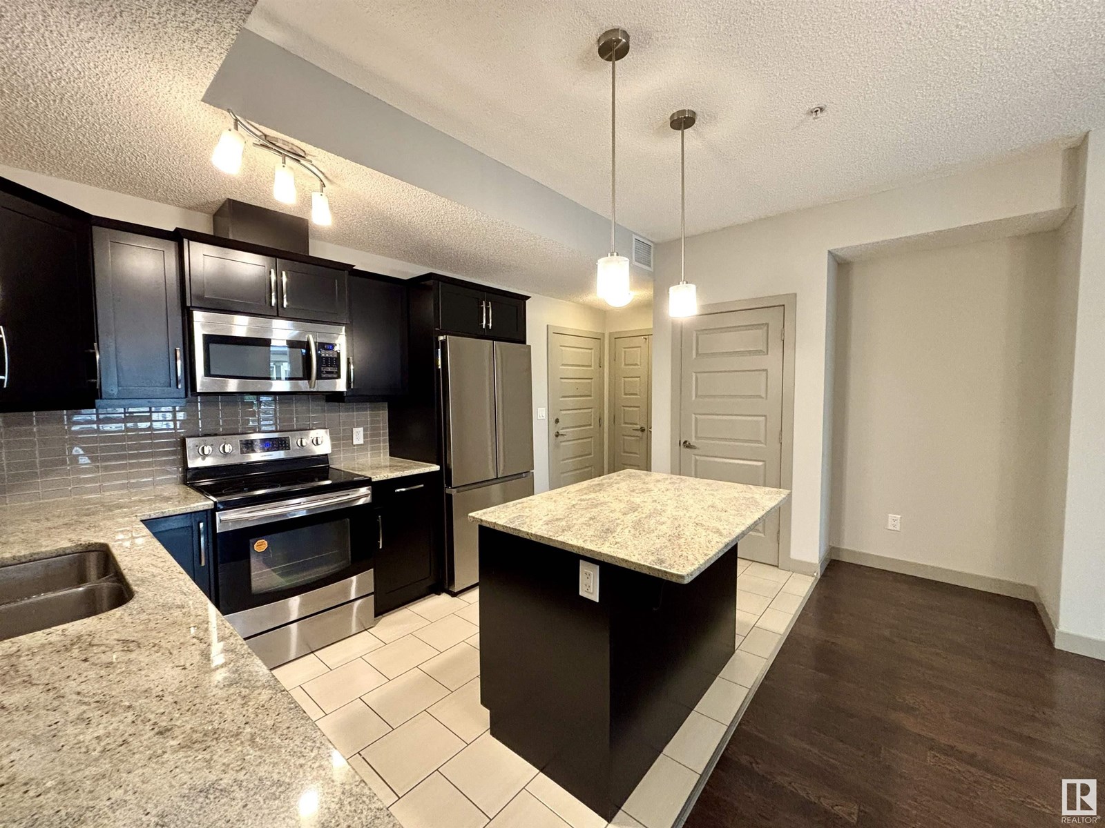 Photo 9 of 114 10510 56 Av Nw, Edmonton AB