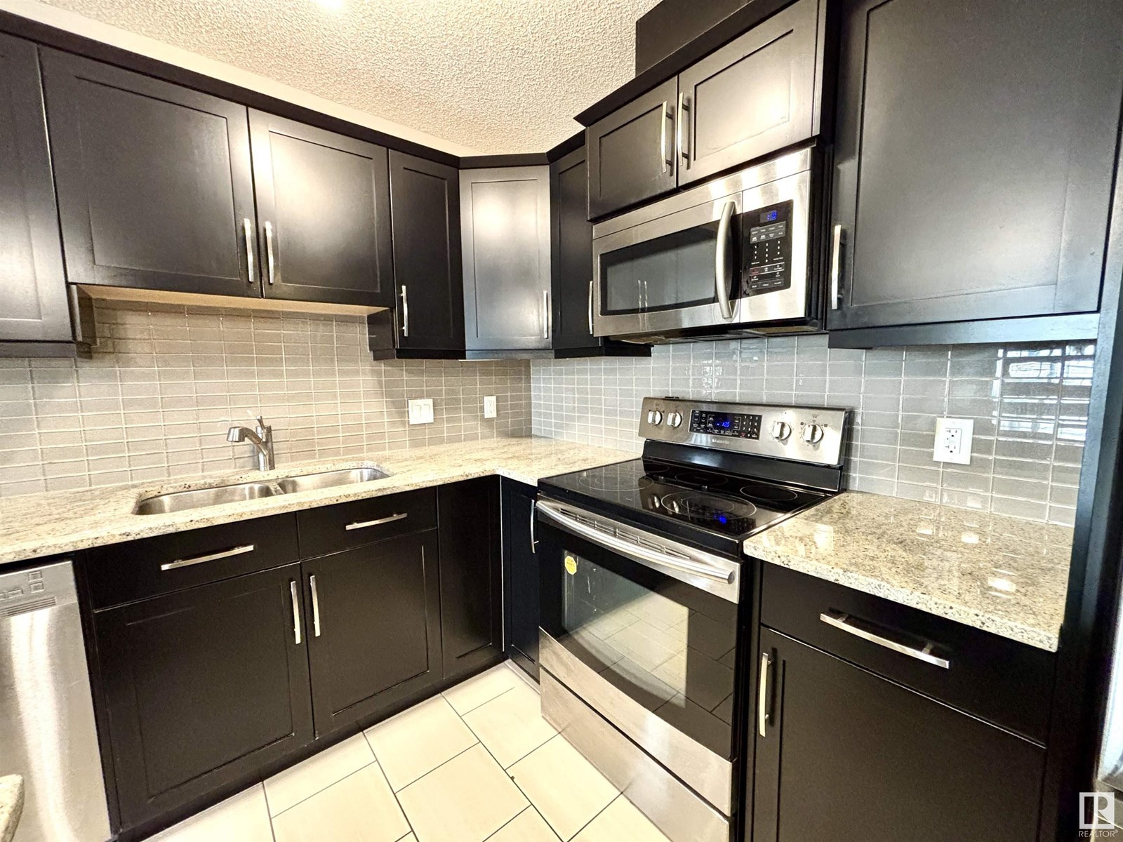 Photo 11 of 114 10510 56 Av Nw, Edmonton AB