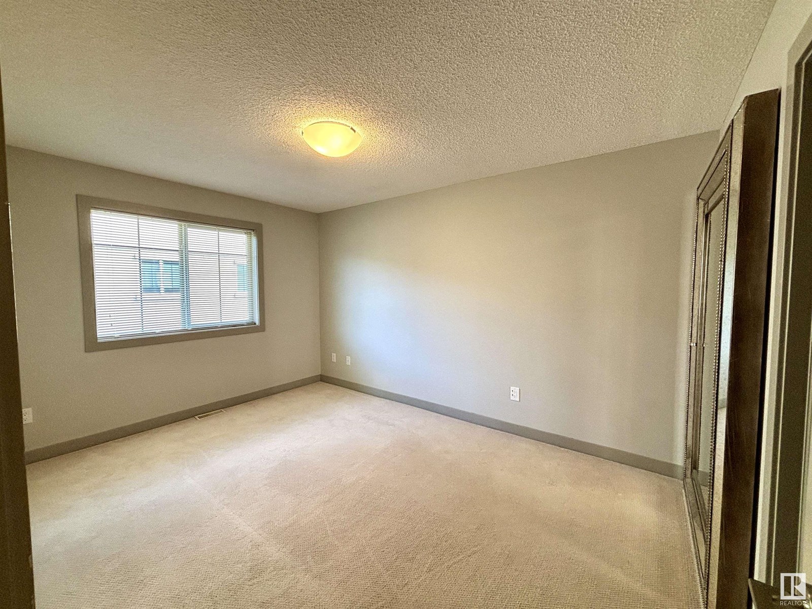 Photo 13 of 114 10510 56 Av Nw, Edmonton AB