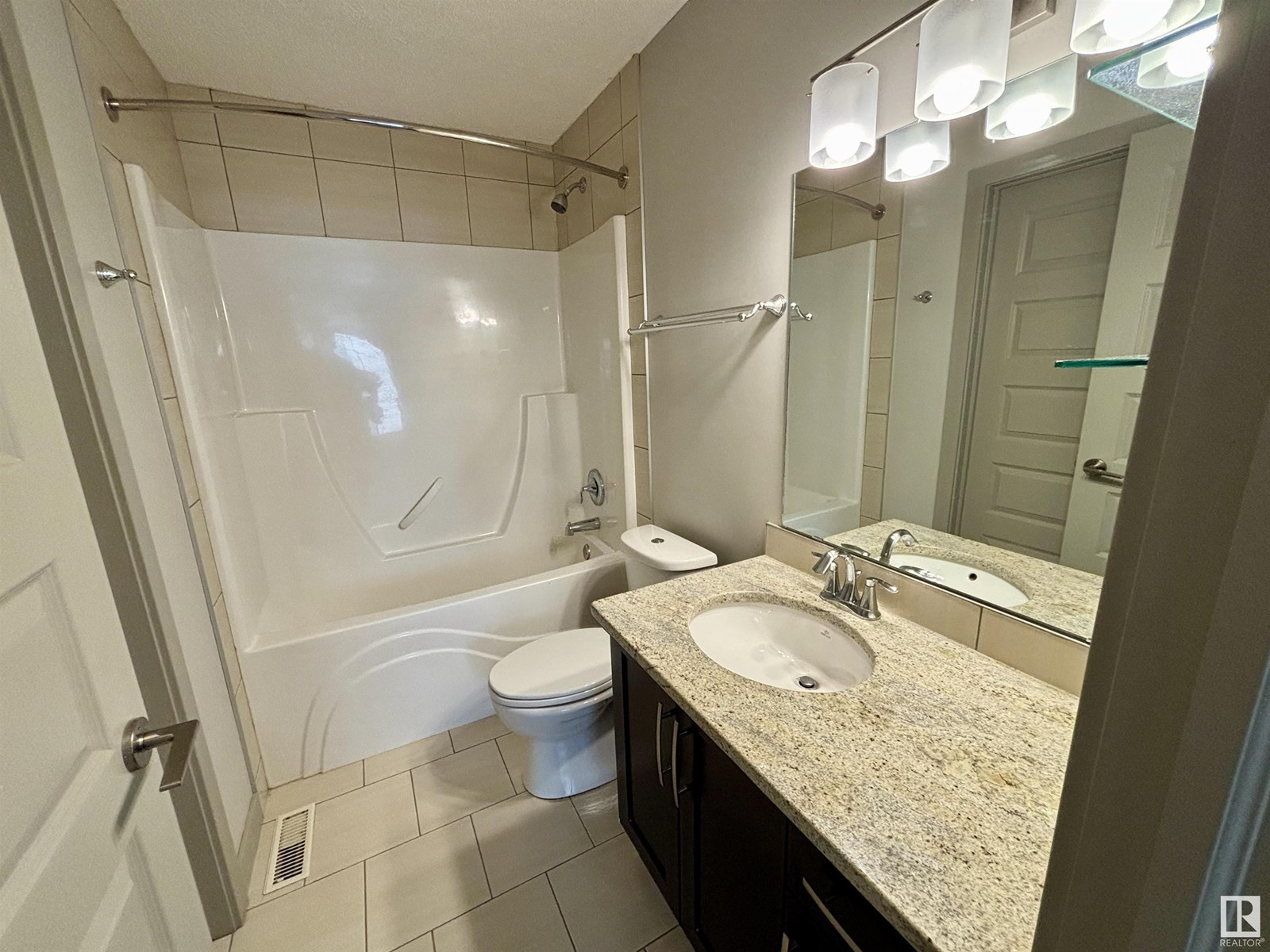 Photo 17 of 114 10510 56 Av Nw, Edmonton AB