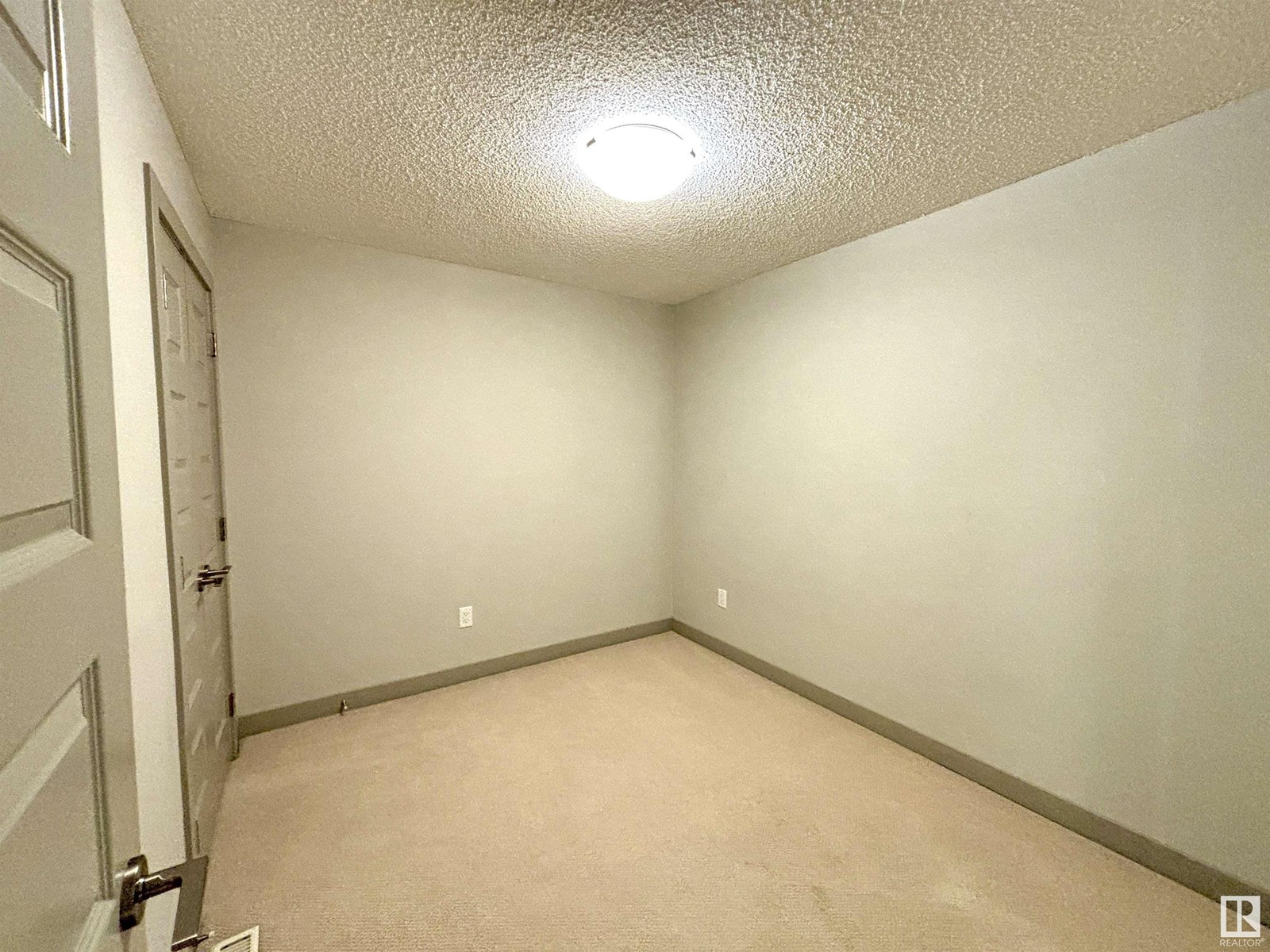Photo 21 of 114 10510 56 Av Nw, Edmonton AB
