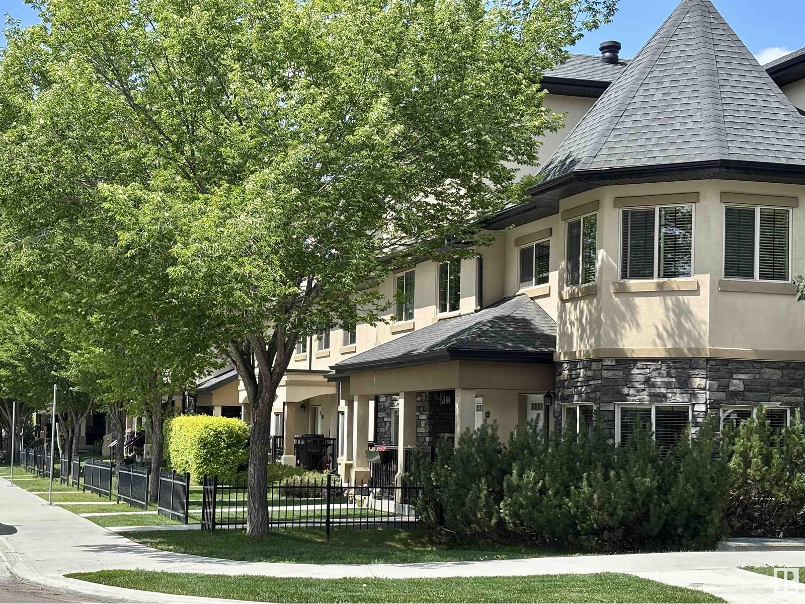 Photo 8 of 114 10510 56 Av Nw, Edmonton AB