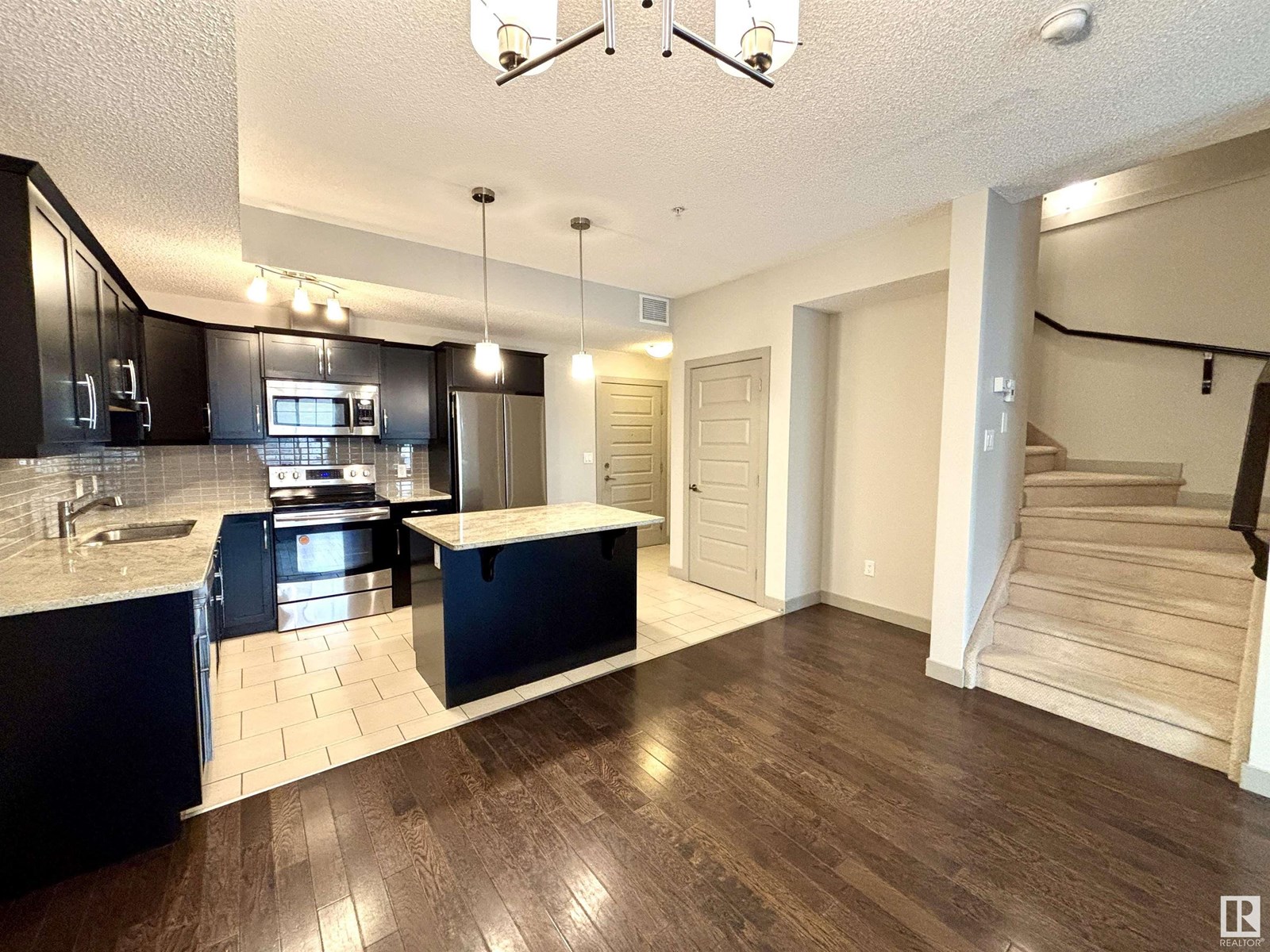 Photo 10 of 114 10510 56 Av Nw, Edmonton AB