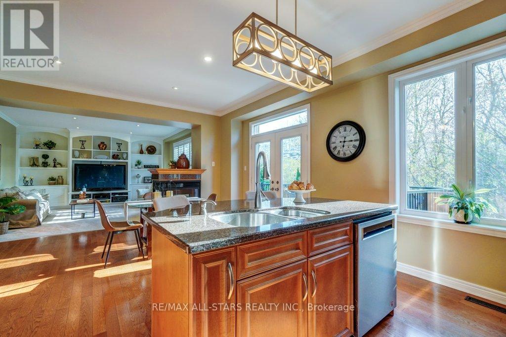 Photo 11 of 64 Button Crescent, Uxbridge ON