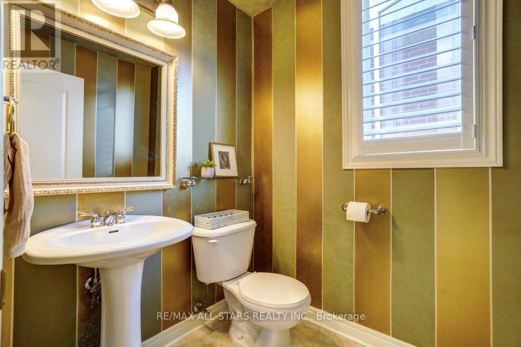 Photo 14 of 64 Button Crescent, Uxbridge ON