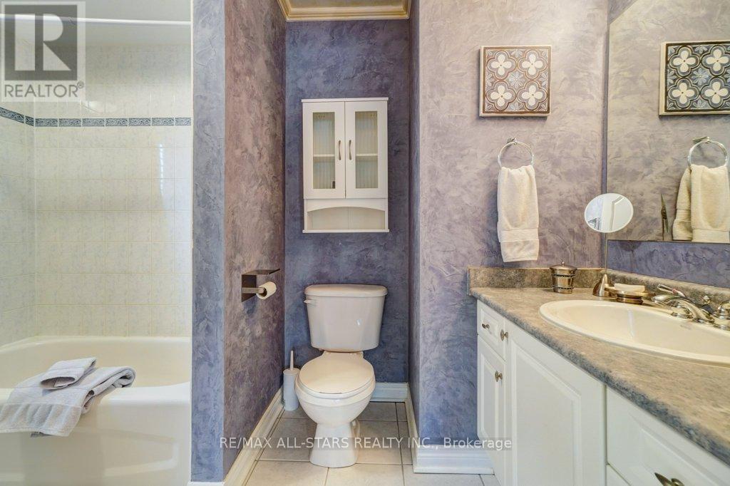 Photo 47 of 64 Button Crescent, Uxbridge ON