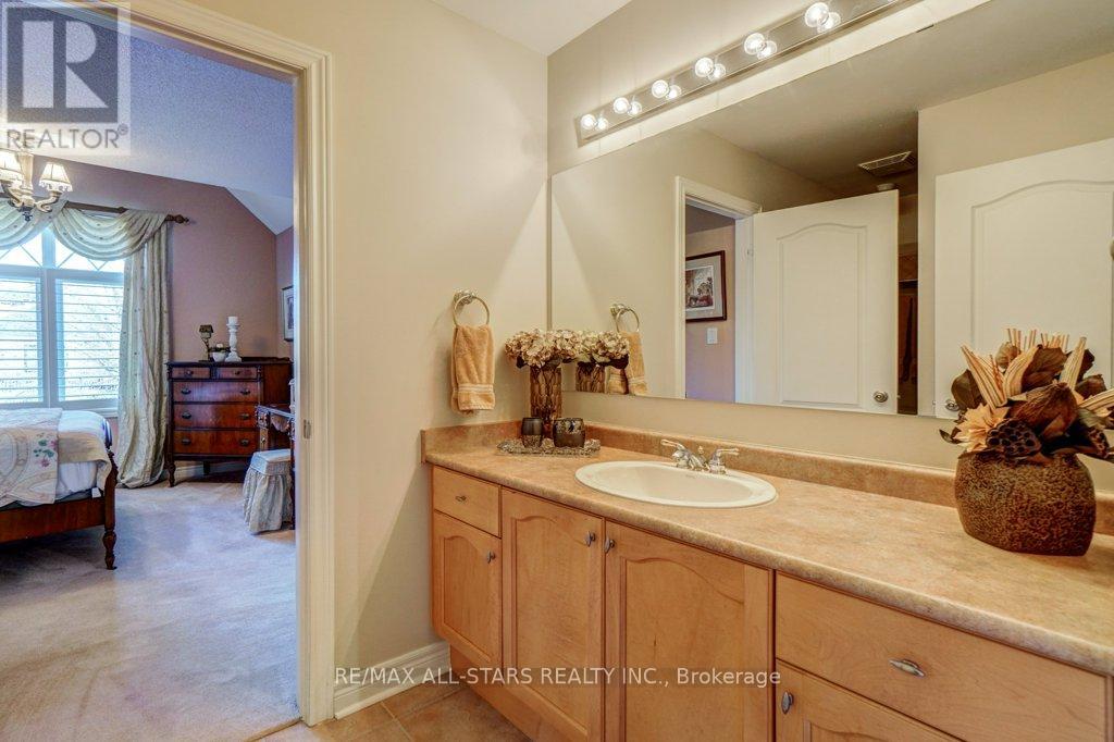 Photo 33 of 64 Button Crescent, Uxbridge ON